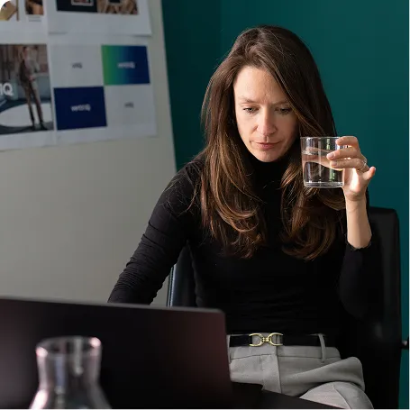 Natascha Müller-Kuhn sitzt im Büro am Laptop