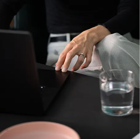Nahhaufnahme einer Hand am arbeiten im Büro