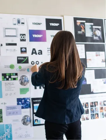 Natascha Müller-Kuhn arbeitet etwas am Moodboard im Meetingraum