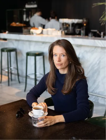 Natascha Müller-Kuhn sitzt in einem Kaffee