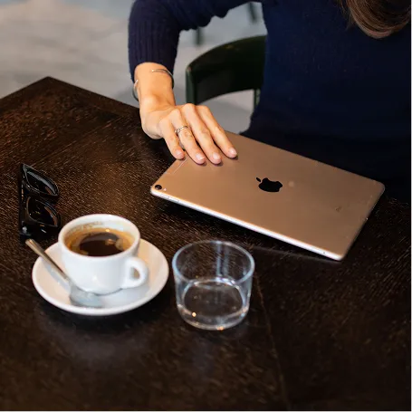 Detailaufnahme Arbeitsmaterialien im Kaffee