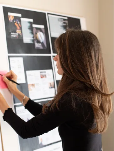 Natascha Müller-Kuhn arbeitet am Moodbaord