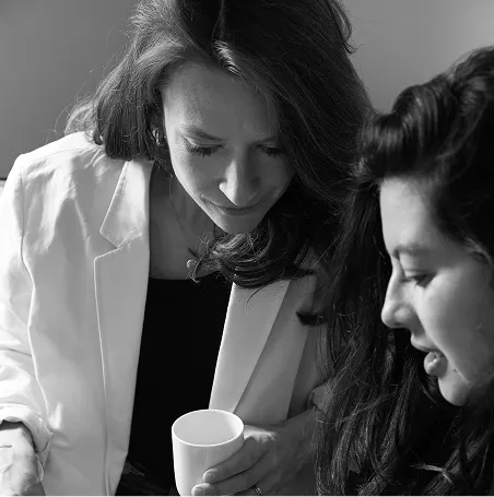 Natascha Müller-Kuhn zusammen mit einer anderen Person im Meeting