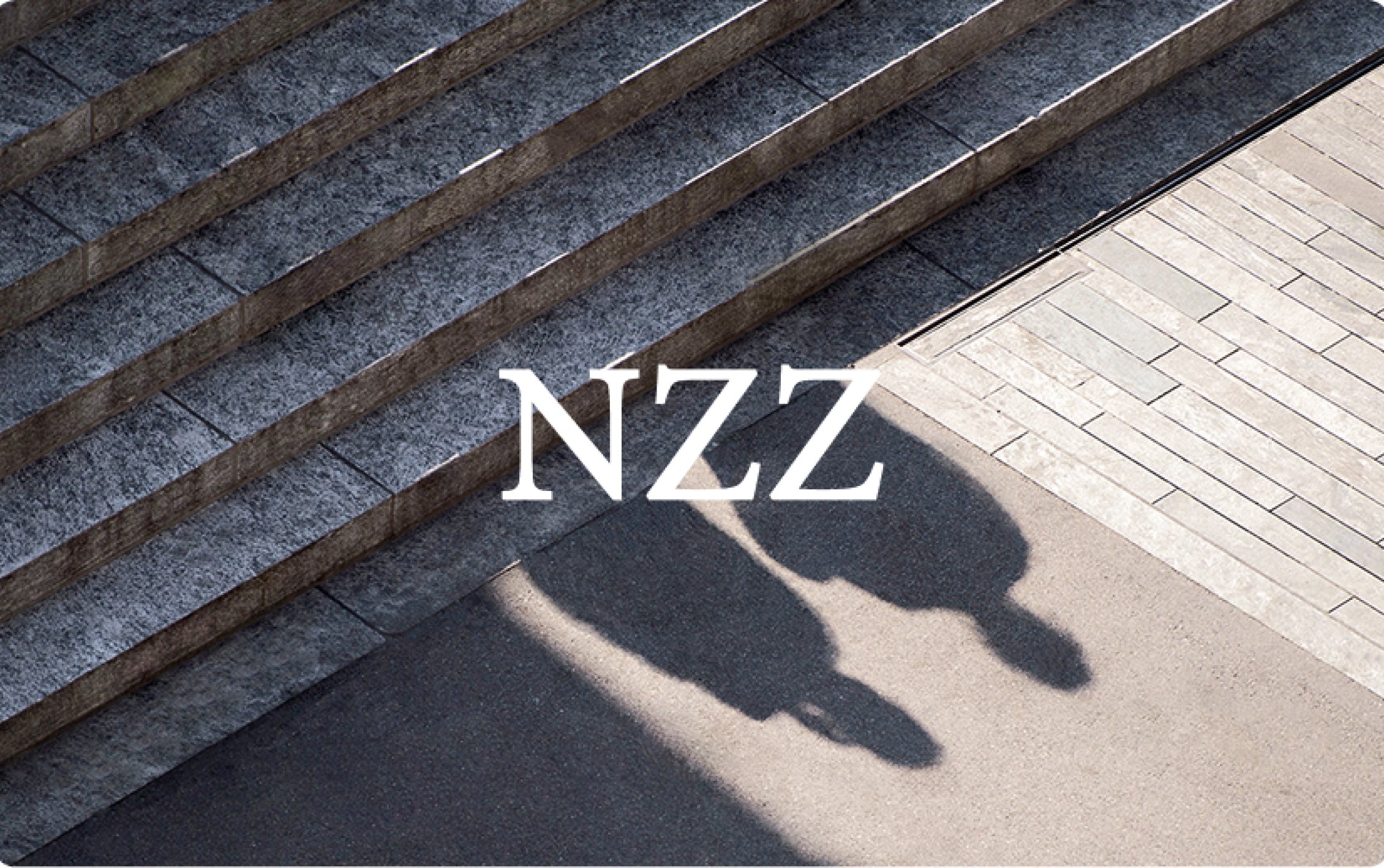 NZZ Logo weiss auf einem abstrakten Bild mit zwei Schatten